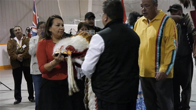 Le 2 septembre 2015, Sheila North Wilson est élue grande chef des Premières Nations du Manitoba Keewatinowi Okimakanak (MKO) Le 2 septembre 2015, Sheila North Wilson est élue grande chef des Premières Nations du Manitoba Keewatinowi Okimakanak (MKO)