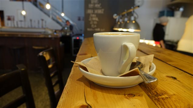 Un café attend d'être bu au comptoir du Temps d'une Pinte, à Trois-Rivières Un café attend d'être bu au comptoir du Temps d'une Pinte, à Trois-Rivières