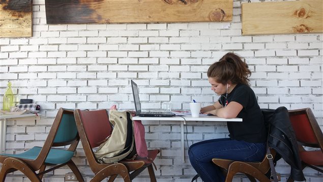 Une cliente installée à une table du Café Frida de Trois-Rivières Une cliente installée à une table du Café Frida de Trois-Rivières