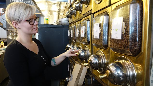 Une barista sert du café en grains torréfié sur place au Temps d'une pinte, à Trois-Rivières Une barista sert du café en grains torréfié sur place au Temps d'une pinte, à Trois-Rivières