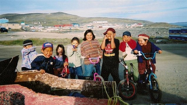 Olivia Lya Thomassie et d'autres enfants du village de Kangirsuk