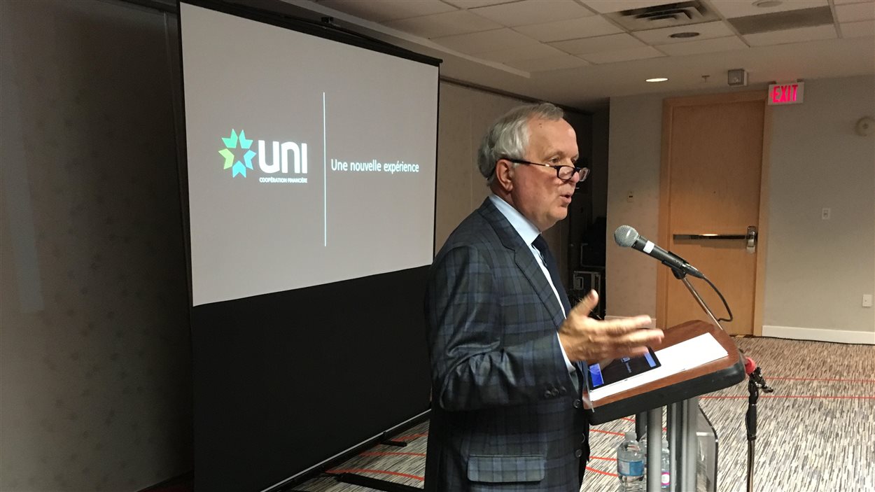 Camille Thériault et le nouveau logo d'Uni Coopération financière Camille Thériault et le nouveau logo d'Uni Coopération financière