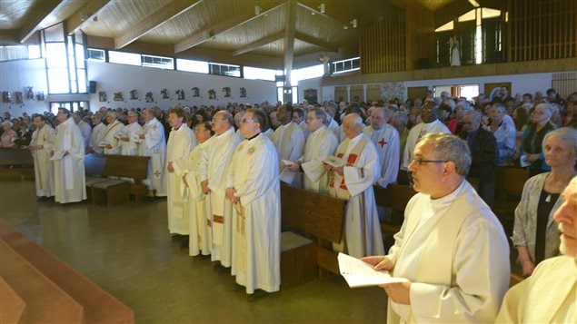 De nombreux évêques et prêtres de partout en Ontario ont assisté à l'ordination épiscopale de Mgr Bourgon. De nombreux évêques et prêtres de partout en Ontario ont assisté à l'ordination épiscopale de Mgr Bourgon.