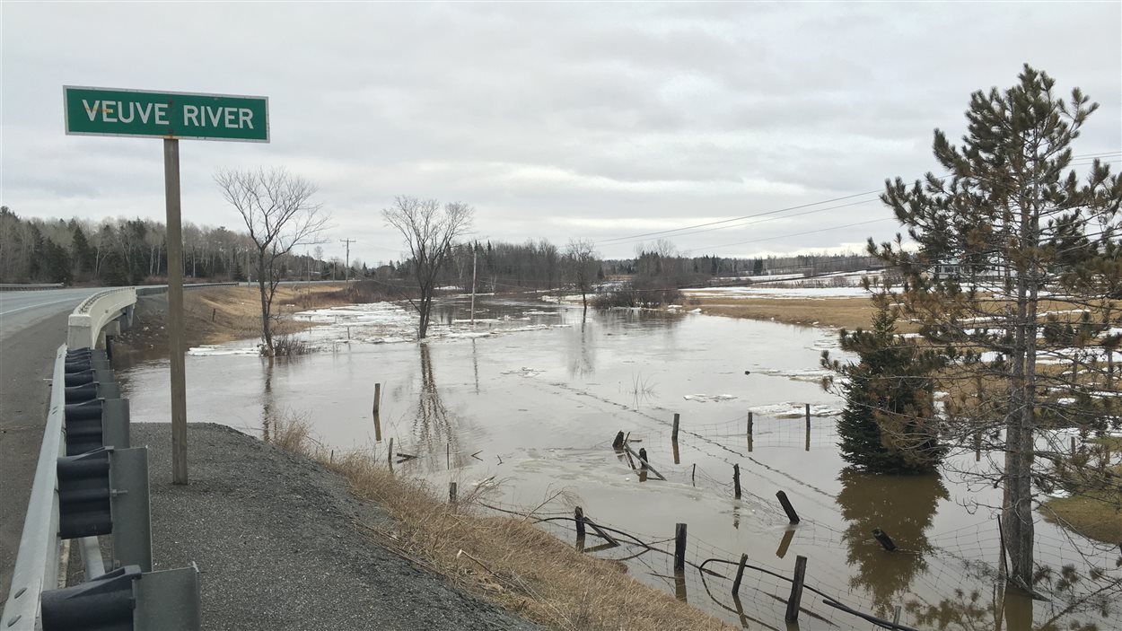Une affiche de la rivière Veuve, sur la route 17. Une affiche de la rivière Veuve, sur la route 17.