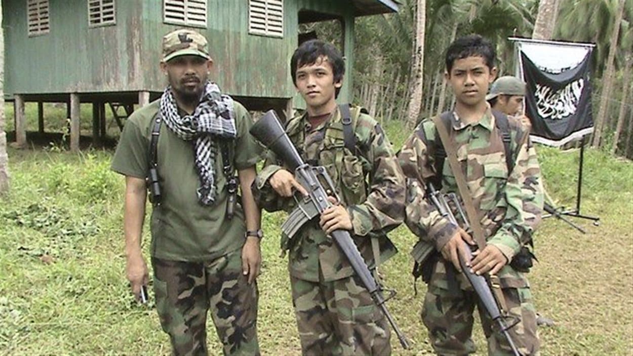 Des membres d’Abou Sayyaf dans leur camp d’entraînement sur l’île de Mindanao, dans le sud des Philippines. Des membres d’Abou Sayyaf dans leur camp d’entraînement sur l’île de Mindanao, dans le sud des Philippines.
