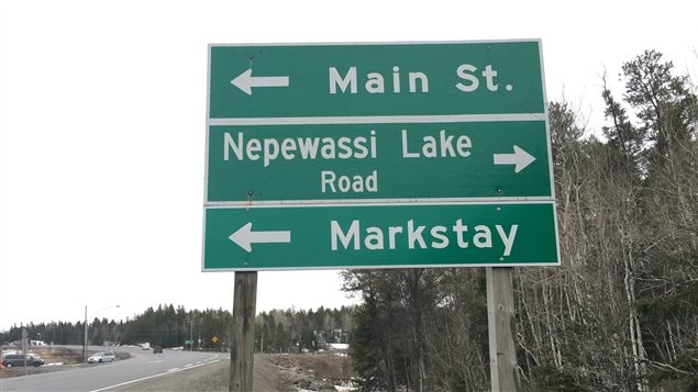 L'intersection de la rue Main et du chemin Nepewassi Lake à Markstay. L'intersection de la rue Main et du chemin Nepewassi Lake à Markstay.