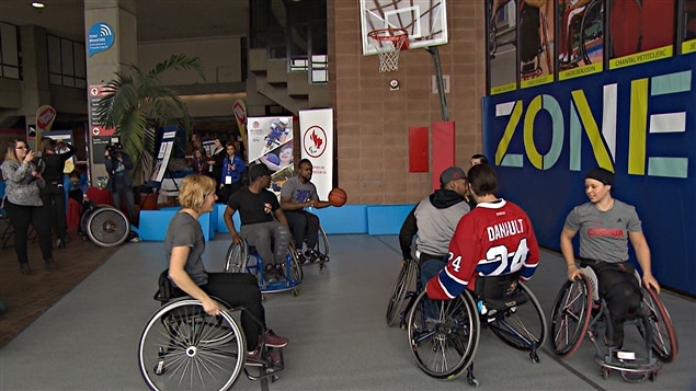 Cindy Ouellet (à droite) et Phillip Danault lors d'une démonstration de basket en fauteuil au Défi sportif Cindy Ouellet (à droite) et Phillip Danault lors d'une démonstration de basket en fauteuil au Défi sportif