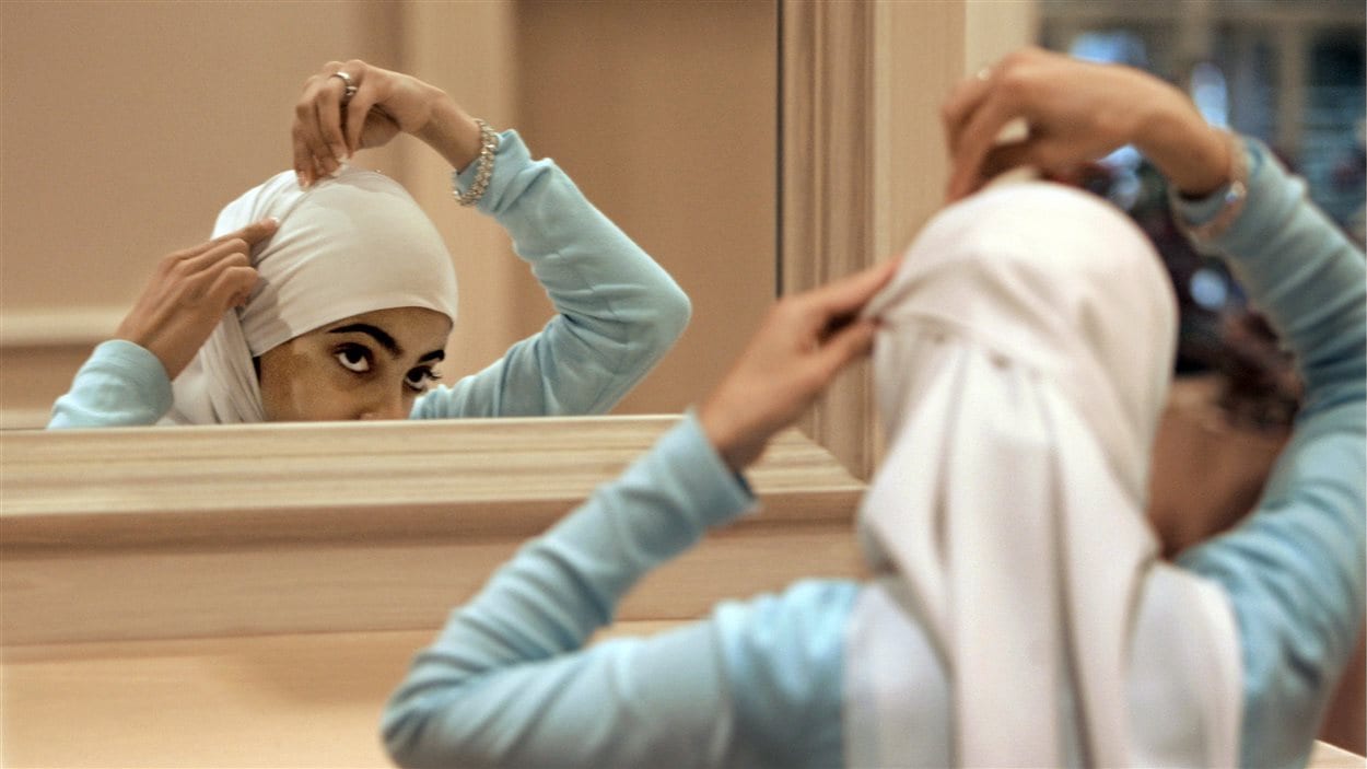 Une femme porte le voile islamique (archives). Une femme porte le voile islamique (archives).