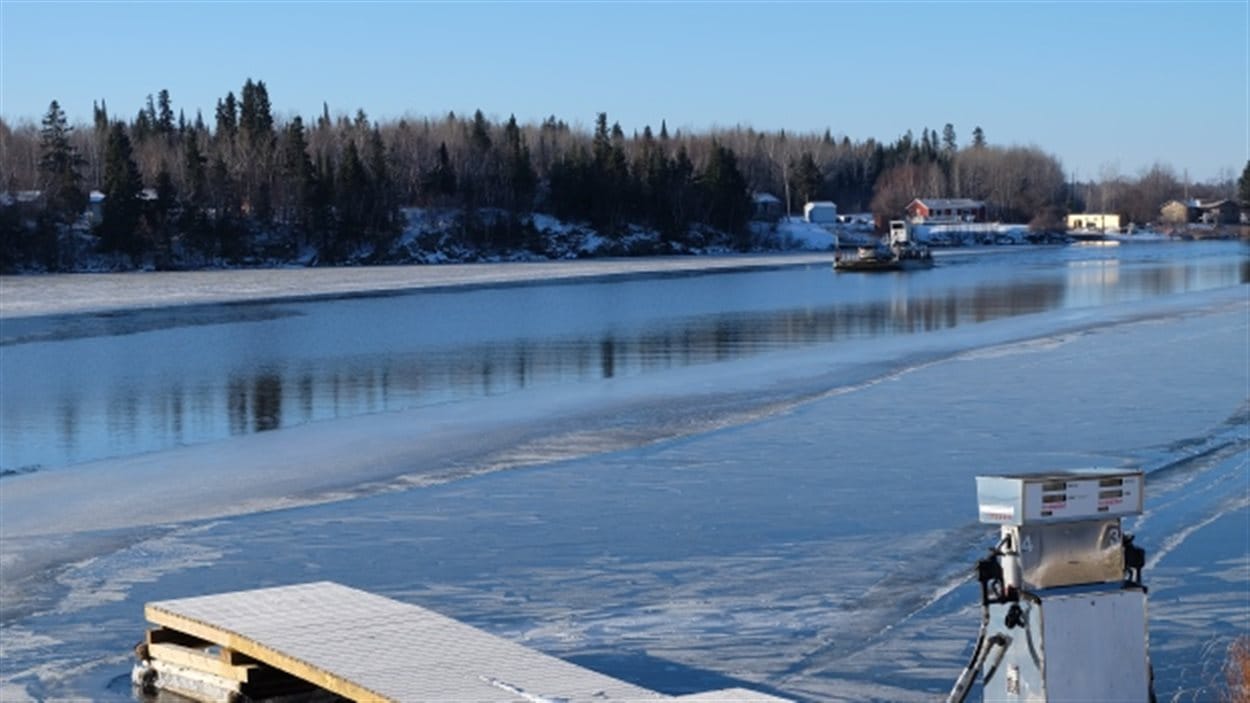 Justin Trudeau transporte des cruches d'eau dans la réserve isolée
