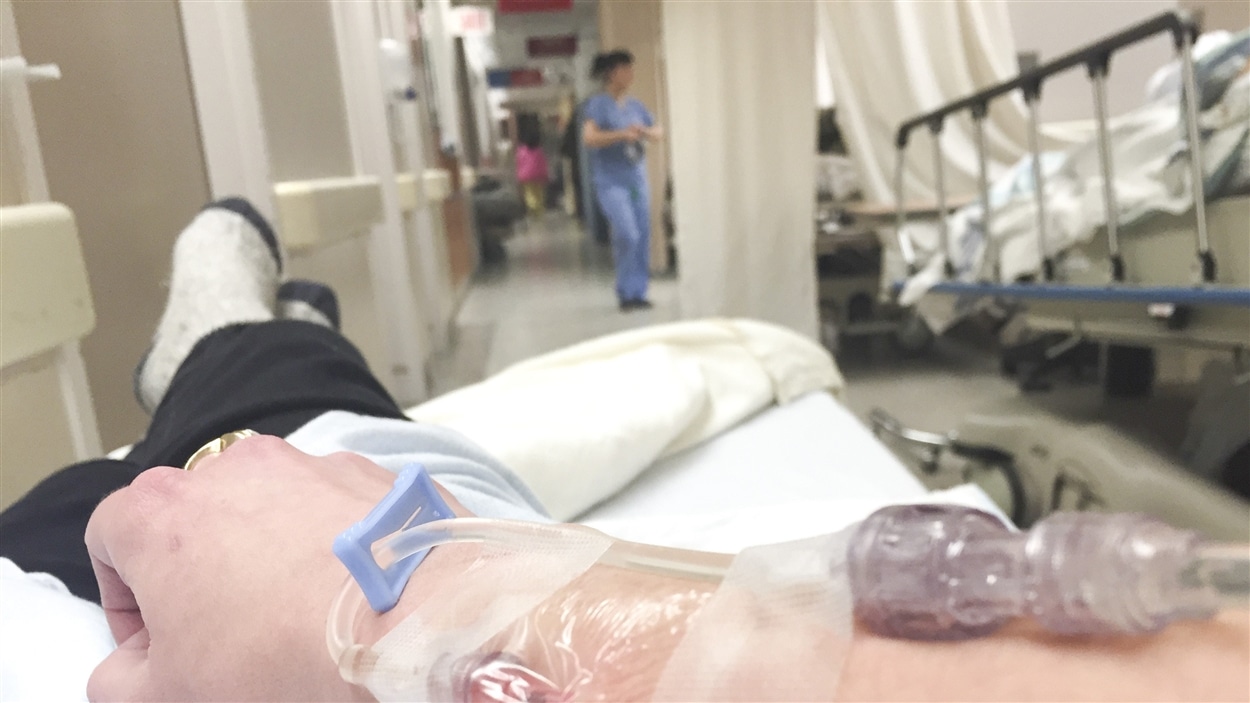 Une patiente allongée sur une civière dans le corridor de l'urgence d'un l'hôpital. Une patiente allongée sur une civière dans le corridor de l'urgence d'un l'hôpital.