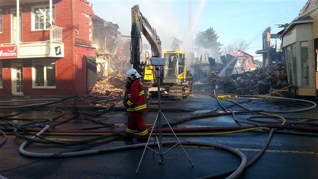 Les pompiers de cinq municipalités étaient toujours sur place, dimanche matin. Les pompiers de cinq municipalités étaient toujours sur place, dimanche matin.