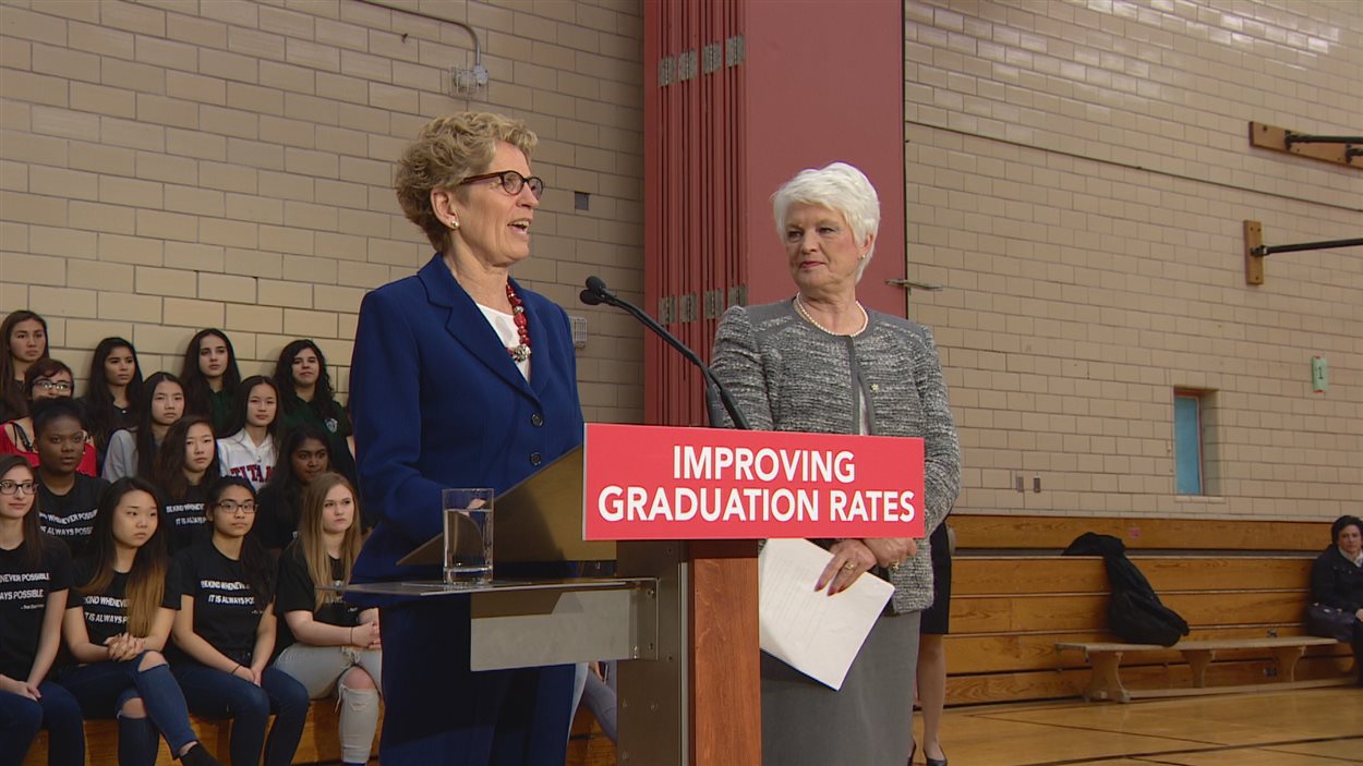 La première ministre de l'Ontario Kathleen Wynne et la ministre de l'éducation Liz Sandals La première ministre de l'Ontario Kathleen Wynne et la ministre de l'éducation Liz Sandals