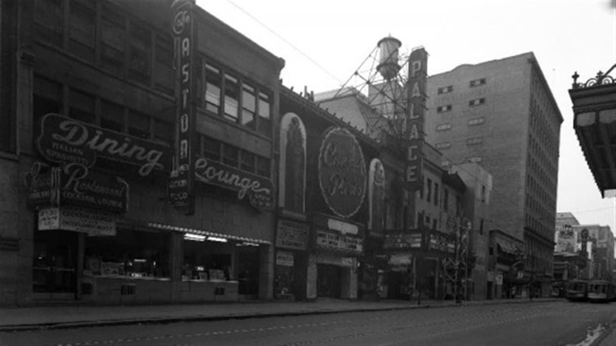 La rue Ste-Catherine, en août 1948. La rue Ste-Catherine, en août 1948.
