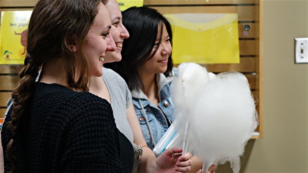 Le CS3R prépare de la barbe à papa équitable au Collège Laflèche. Le CS3R prépare de la barbe à papa équitable au Collège Laflèche.