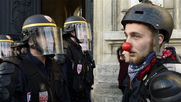 Des manifestants du mouvement Nuit debout devant des policiers, à Paris, le 12 avril 2016