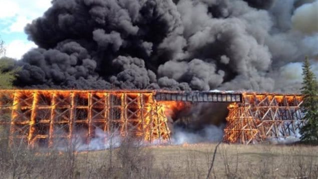 Pont de Mayerthorpe en feu. Photo : CBC Pont de Mayerthorpe en feu. Photo : CBC
