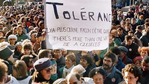 Des membres de la communauté anglophone du Québec manifestent à Montréal le 8 janvier 1989 contre la loi 178. Des membres de la communauté anglophone du Québec manifestent à Montréal le 8 janvier 1989 contre la loi 178.