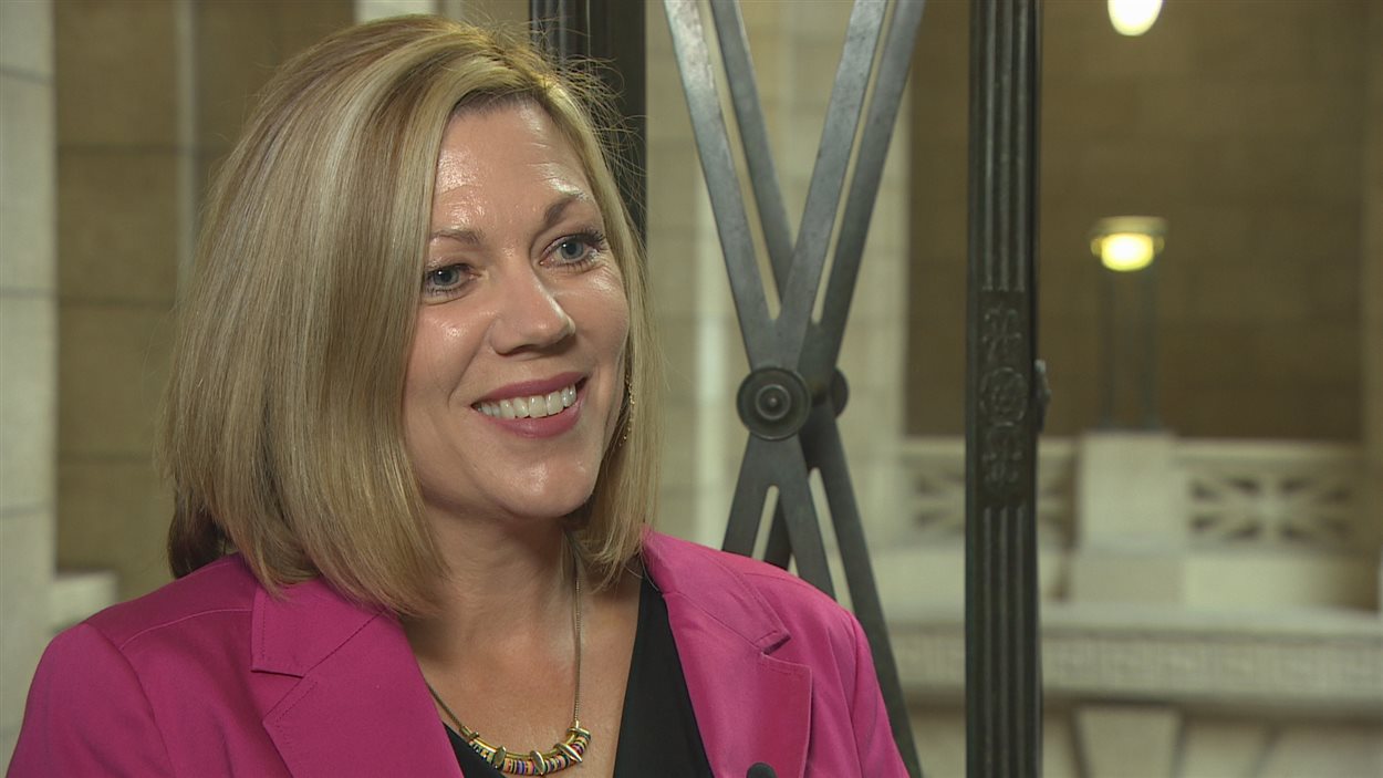 La ministre des Affaires francophones du Manitoba, Rochelle Squires, également ministre du Sport, de la Culture et du Patrimoine et ministre responsable de la Condition féminine. La ministre des Affaires francophones du Manitoba, Rochelle Squires, également ministre du Sport, de la Culture et du Patrimoine et ministre responsable de la Condition féminine.