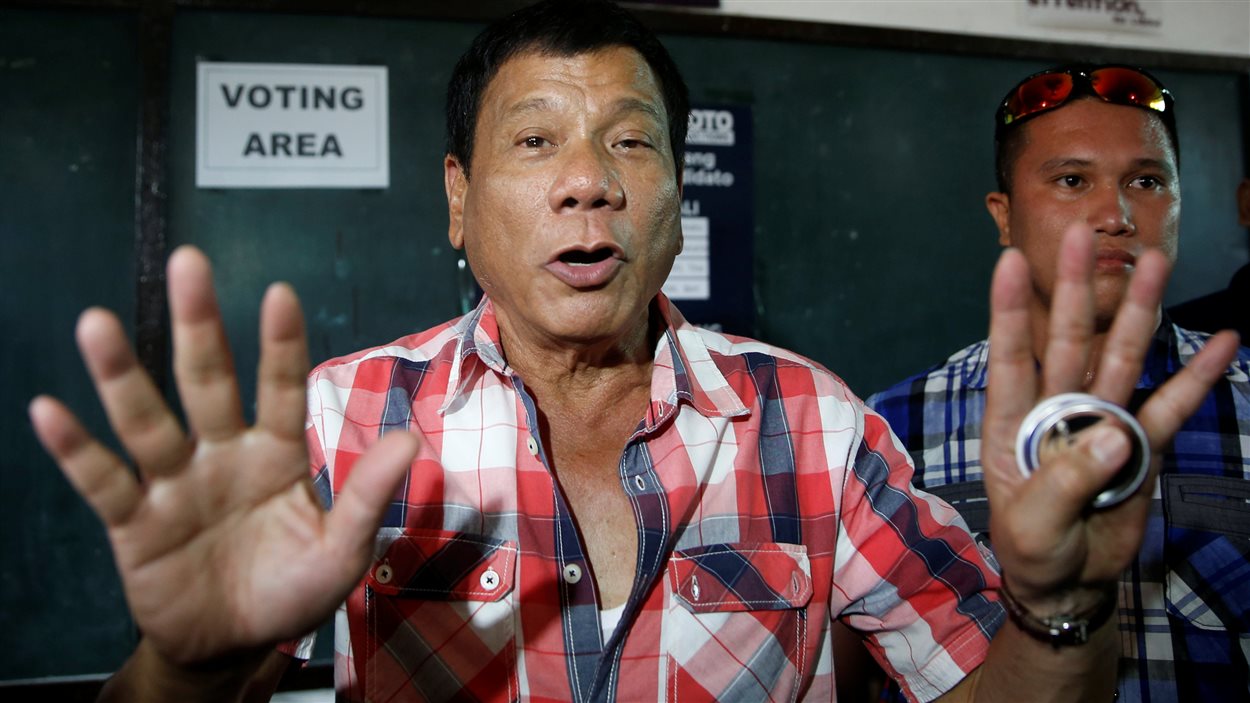 Le candidat à l'élection présidentielle Rodrigo Duterte se prépare à voter à Davao, dans le sud des Philippines, le 9 mai 2016. Le candidat à l'élection présidentielle Rodrigo Duterte se prépare à voter à Davao, dans le sud des Philippines, le 9 mai 2016.