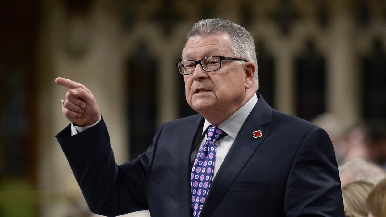 Le ministre de la Sécurité publique, Ralph Goodale, répond aux questions des journalistes à la Chambre des communes d'Ottawa. Le ministre de la Sécurité publique, Ralph Goodale, répond aux questions des journalistes à la Chambre des communes d'Ottawa.