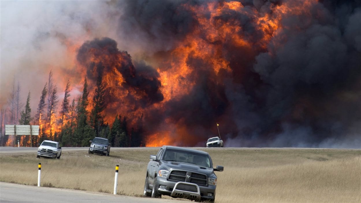 Imposant feu de forêt à Fort McMurray Imposant feu de forêt à Fort McMurray