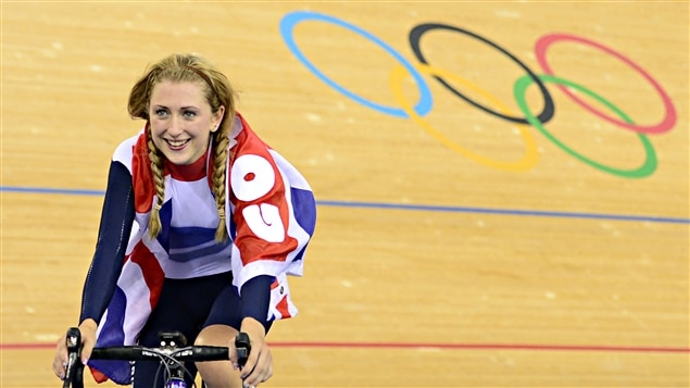 La Britannique Laura Trott célèbre sa conquête de l'or au 500 m contre-la-montre aux Jeux de Londres La Britannique Laura Trott célèbre sa conquête de l'or au 500 m contre-la-montre aux Jeux de Londres