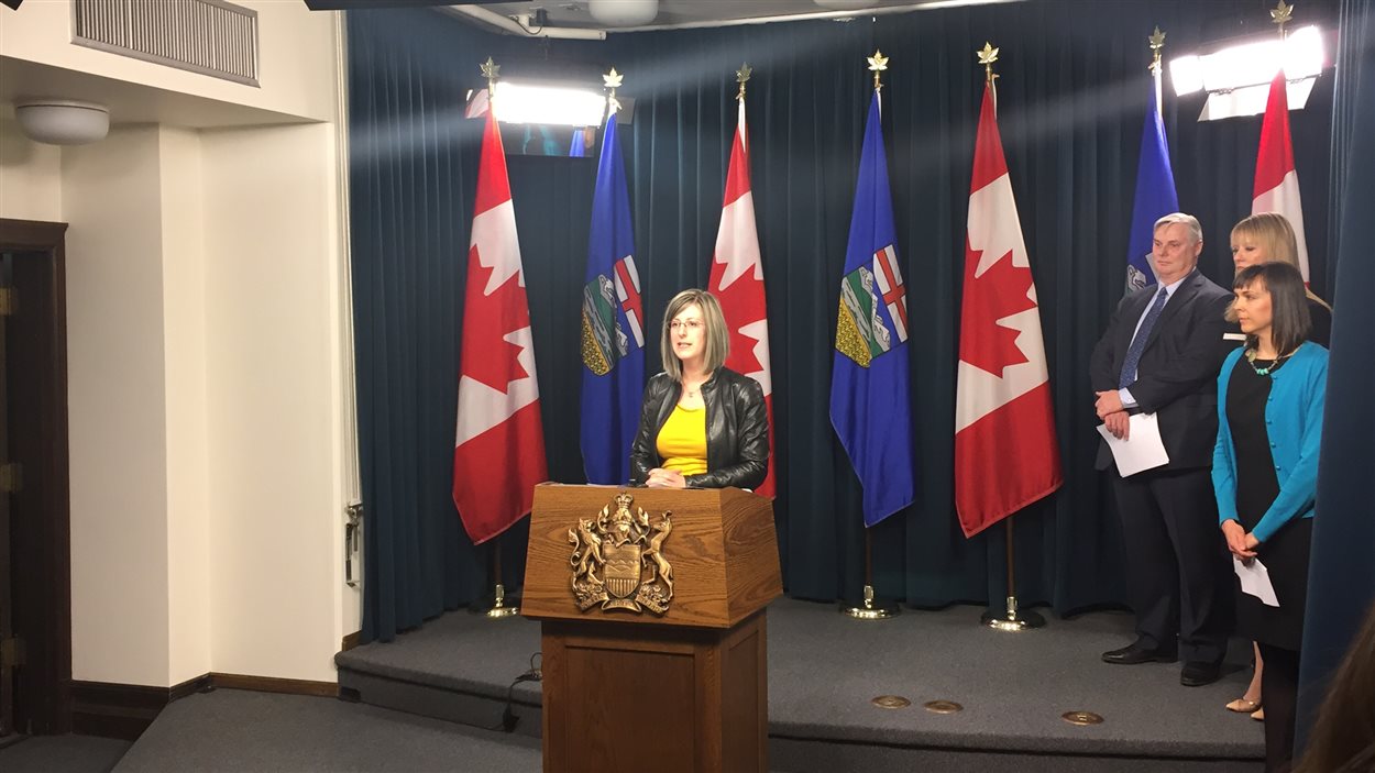 Stéphanie McLean, ministre de Service Alberta Stéphanie McLean, ministre de Service Alberta