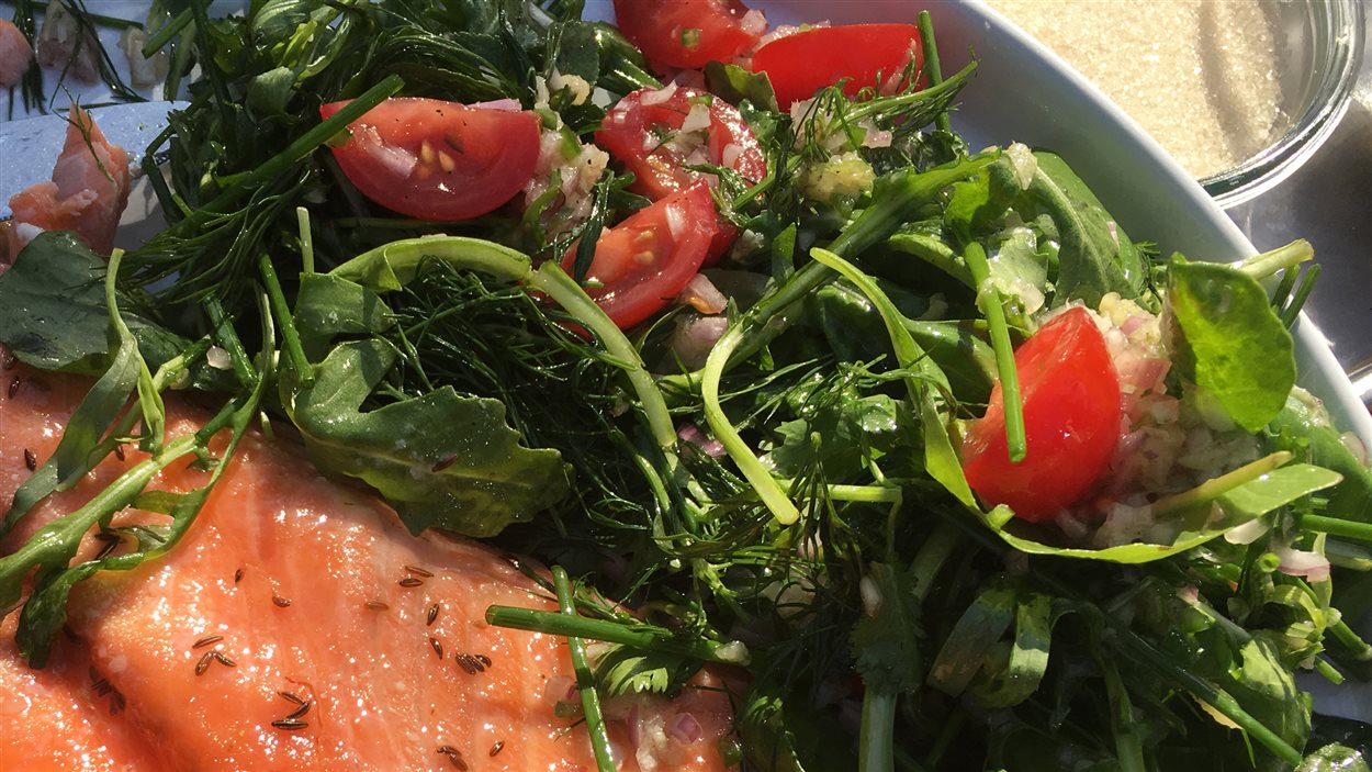 Salade d'herbes avec vinaigrette au gingembre frais