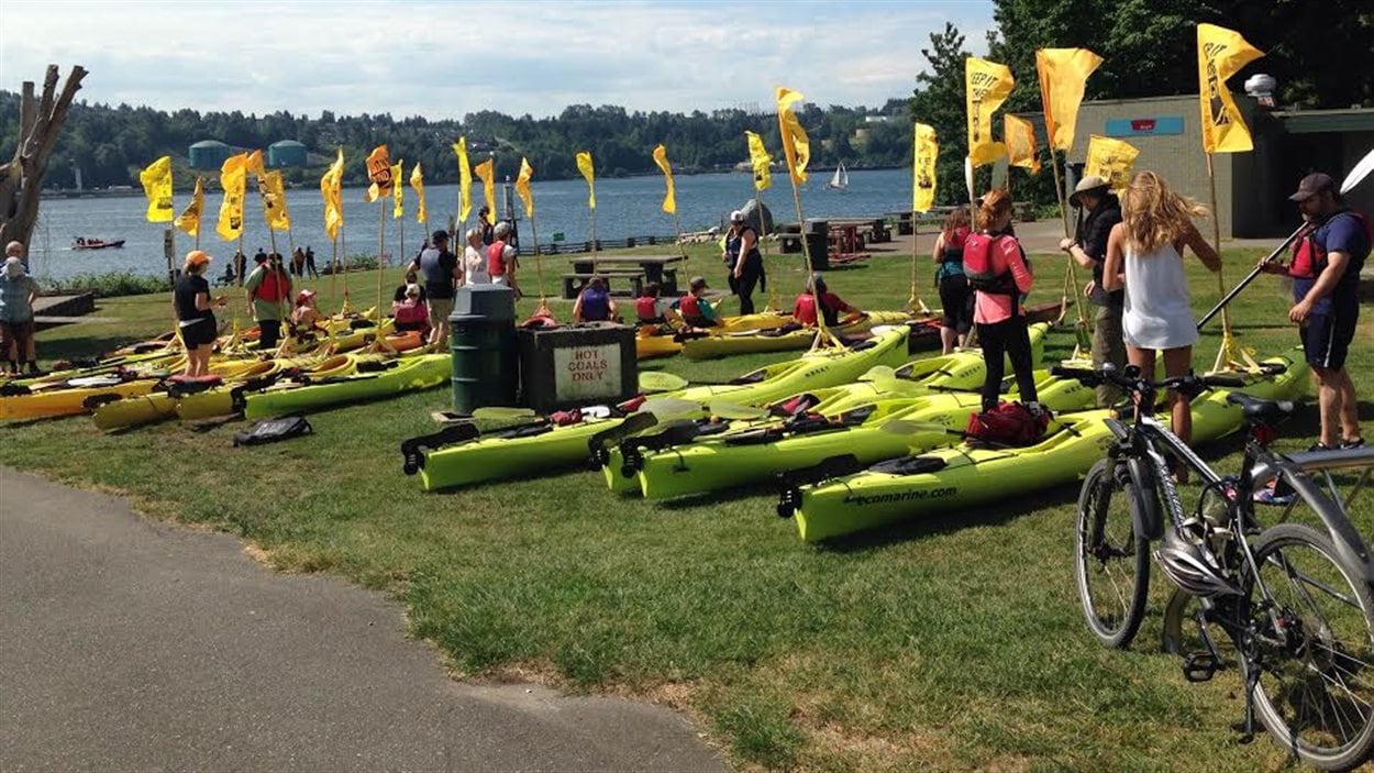 Des activistes-kayakistes se sont rassemblés contre le projet Trans Mountain de Kinder Morgan au parc Cates à North Vancouver. Des activistes-kayakistes se sont rassemblés contre le projet Trans Mountain de Kinder Morgan au parc Cates à North Vancouver.