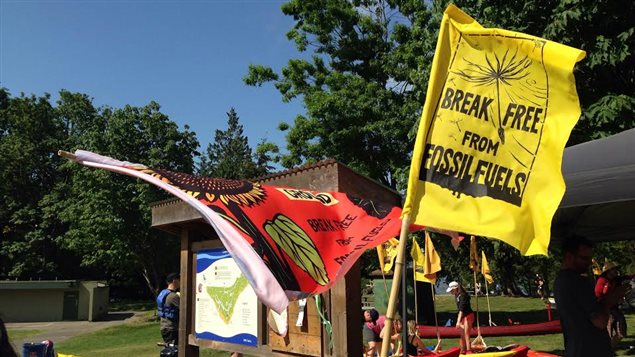 Le drapeau de la journée d'action symbolique globale Break Free. Le drapeau de la journée d'action symbolique globale Break Free.