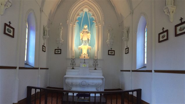 La petite chapelle de la Sainte-Vierge est nichée au centre de la propriété. Sa construction a commencé en 1861 et l'autel est celui qui se trouvait dans la vieille chapelle de la rue Saint-Paul. La petite chapelle de la Sainte-Vierge est nichée au centre de la propriété. Sa construction a commencé en 1861 et l'autel est celui qui se trouvait dans la vieille chapelle de la rue Saint-Paul.