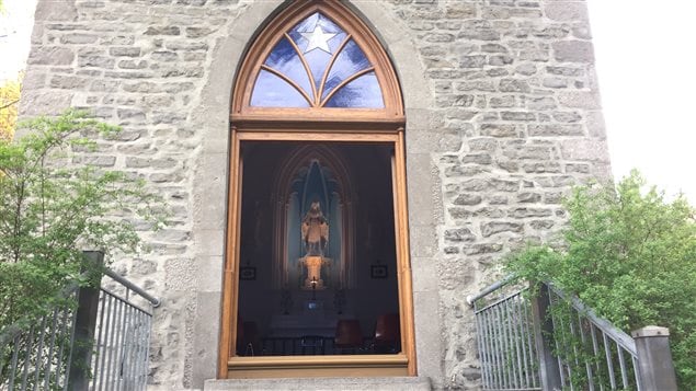 La petite chapelle de la Sainte-Vierge est nichée au centre de la propriété. Sa construction a commencé en 1861 et l'autel est celui qui se trouvait dans la vieille chapelle de la rue Saint-Paul. La petite chapelle de la Sainte-Vierge est nichée au centre de la propriété. Sa construction a commencé en 1861 et l'autel est celui qui se trouvait dans la vieille chapelle de la rue Saint-Paul.