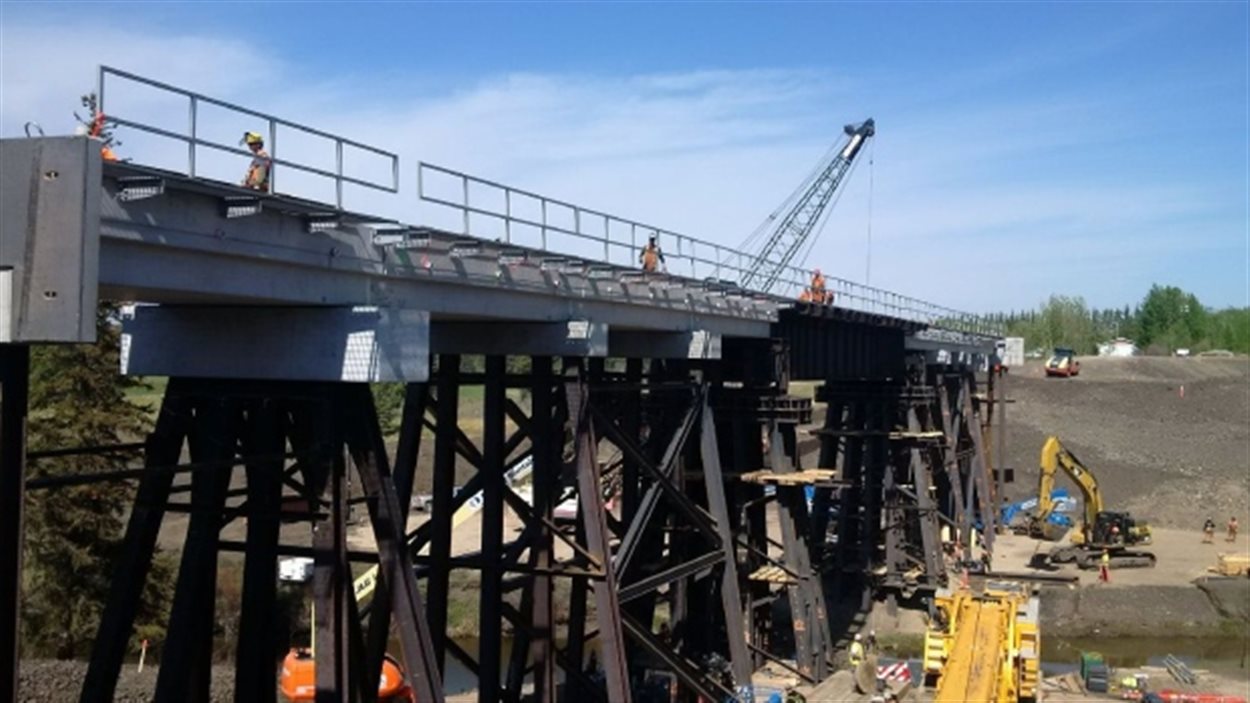 Le nouveau pont de Mayerthorpe appartenant au Canadien National a été terminé dimanche. Le nouveau pont de Mayerthorpe appartenant au Canadien National a été terminé dimanche.