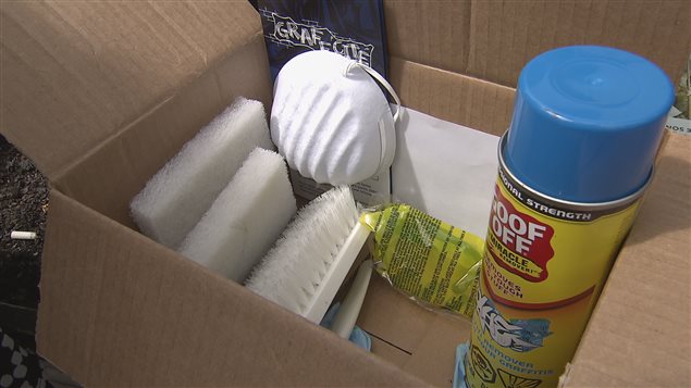 Les citoyens peuvent se procurer la trousse de nettoyage moyennant d'un dépôt de 20 $ qui sera remboursé au retour du matériel. Les citoyens peuvent se procurer la trousse de nettoyage moyennant d'un dépôt de 20 $ qui sera remboursé au retour du matériel.