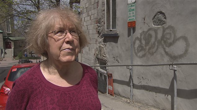 Les graffitis exaspèrent la propriétaire Réjeanne Cyr. Les graffitis exaspèrent la propriétaire Réjeanne Cyr.