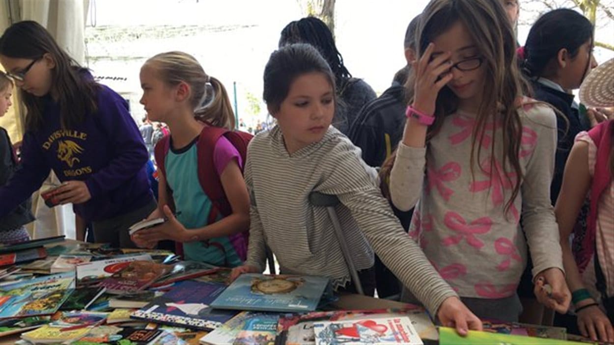 Des jeunes lecteurs au Festival des arbres à Toronto. Des jeunes lecteurs au Festival des arbres à Toronto.