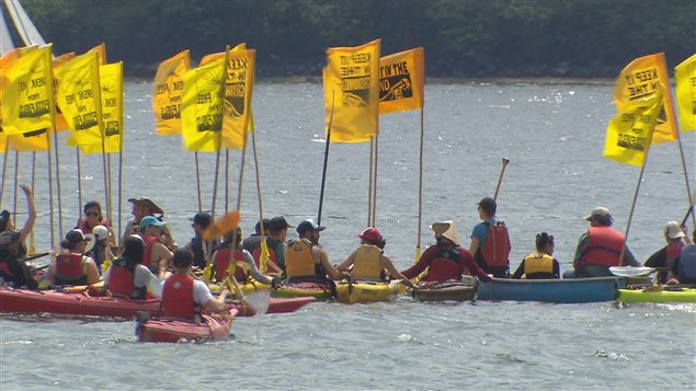 Les « kayactivistes » dans les eaux vancouvéroises, le samedi 14 mai 2016. Les « kayactivistes » dans les eaux vancouvéroises, le samedi 14 mai 2016.