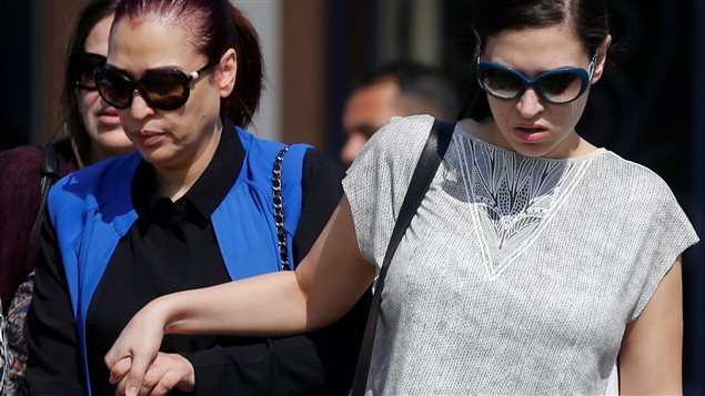 Des proches de passagers de l'appareil d'EgyptAir disparu en mer attendent aux bureaux de la compagnie aérienne au Caire. Des proches de passagers de l'appareil d'EgyptAir disparu en mer attendent aux bureaux de la compagnie aérienne au Caire.