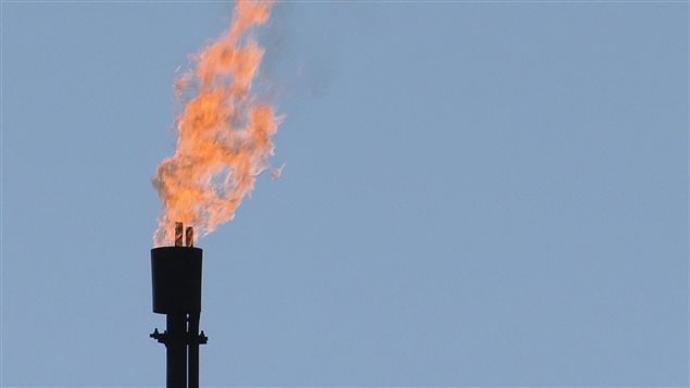 Gros plan d'une flamme qui sort des installations du puits Haldimand no4 Gros plan d'une flamme qui sort des installations du puits Haldimand no4