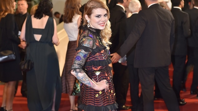 La chanteuse canadienne Coeur de pirate sur le tapis rouge à Cannes La chanteuse canadienne Coeur de pirate sur le tapis rouge à Cannes
