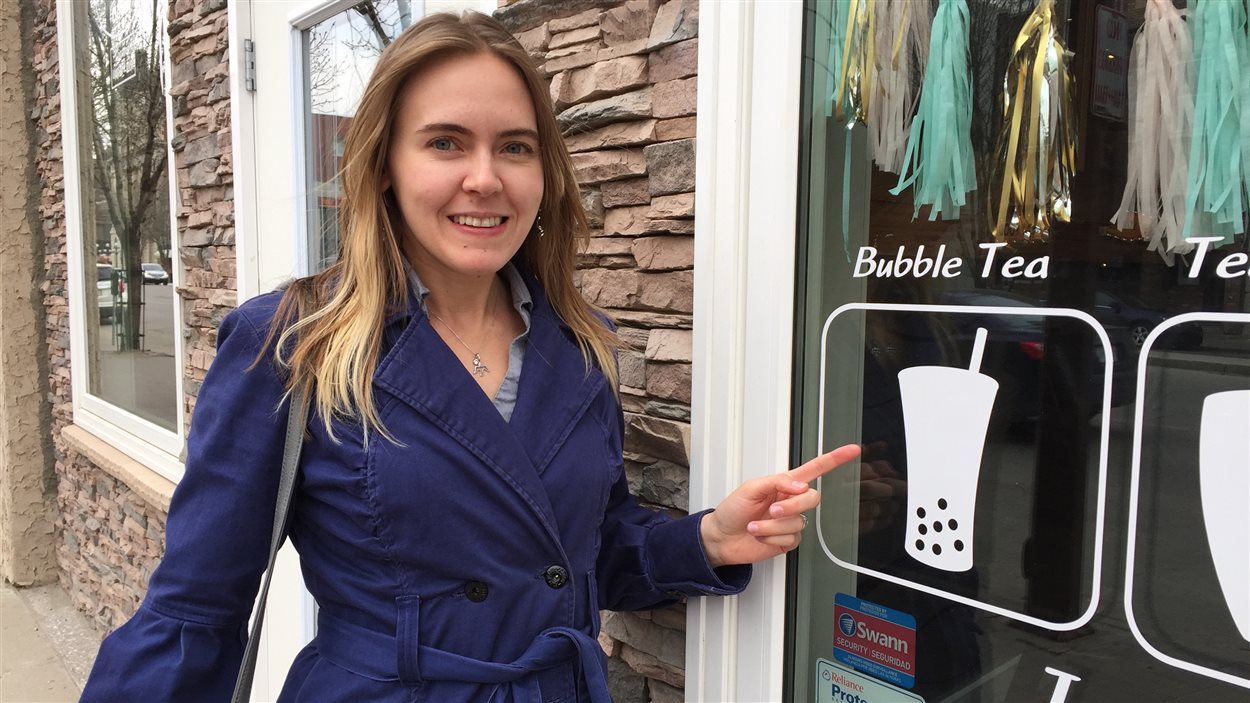 Marie-Claire Khadij à côté d'un de ses restaurants préférés à Moose Jaw Marie-Claire Khadij à côté d'un de ses restaurants préférés à Moose Jaw