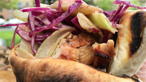 Doner au poulet avec yogourt et salade de rhubarbe Doner au poulet avec yogourt et salade de rhubarbe