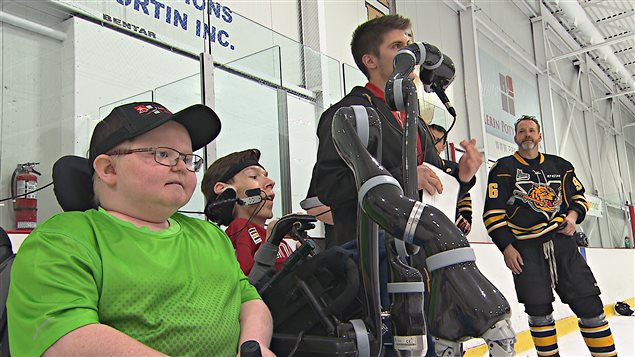 Le bras robotisé remis à Dany Martel de Shawinigan et Éric Bussières de Verchères grâce à l'implication de Samuel Fleurant Beauchemin. Le bras robotisé remis à Dany Martel de Shawinigan et Éric Bussières de Verchères grâce à l'implication de Samuel Fleurant Beauchemin.