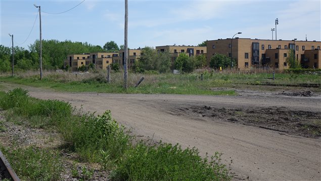 Des immeubles à logements à côté du nouveau terrain de Charles Raymond dans Mercier–Hochelaga-Maisonneuve. Des immeubles à logements à côté du nouveau terrain de Charles Raymond dans Mercier–Hochelaga-Maisonneuve.