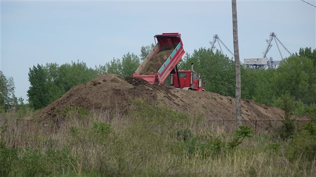 La terre sera utilisée pour réhabiliter le terrain, fortement contaminé. La terre sera utilisée pour réhabiliter le terrain, fortement contaminé.