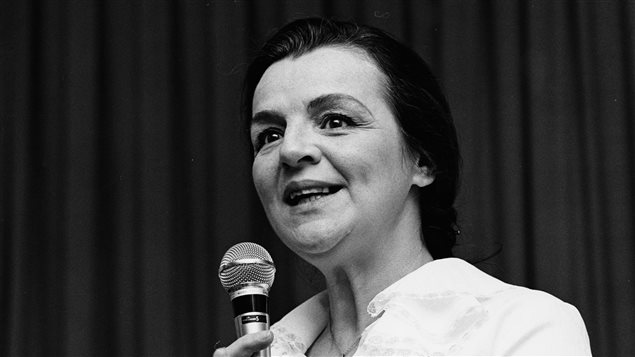 Alys Robi dans un studio de radio, le 17 novembre 1970 Alys Robi dans un studio de radio, le 17 novembre 1970
