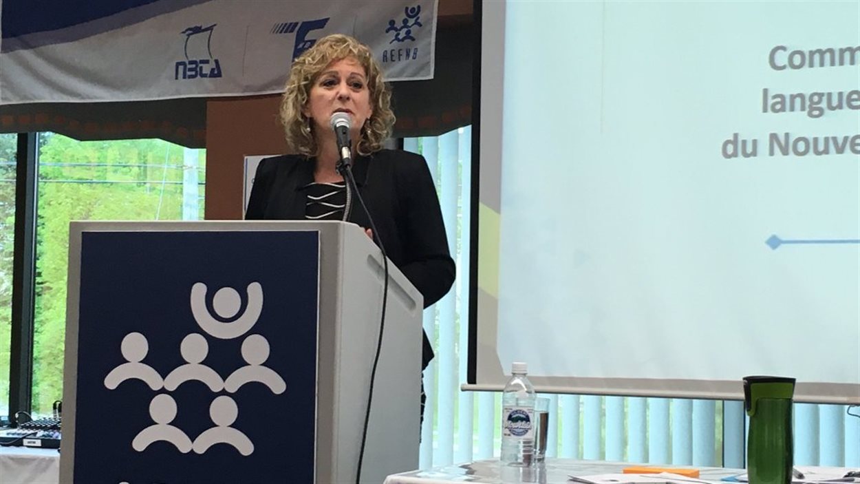 Katherine d'Entremont prononce un discours Katherine d'Entremont prononce un discours