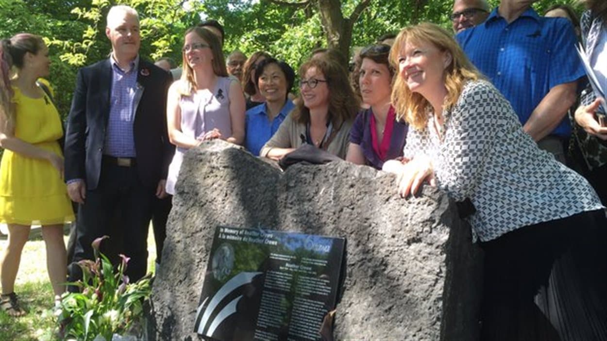 La première plaque de bronze avait été volée. La première plaque de bronze avait été volée.