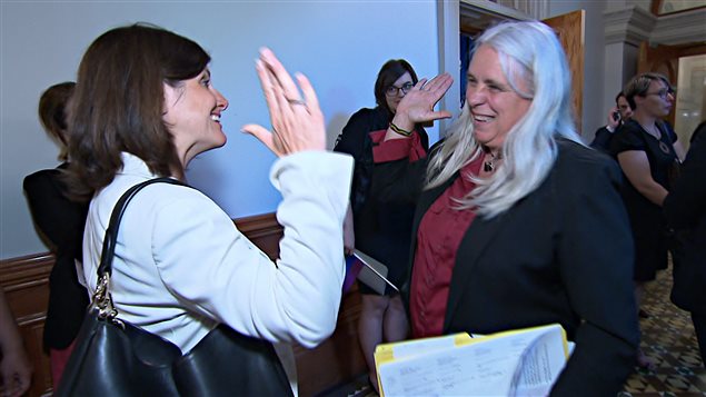 La ministre Stéphanie Vallée et la députée Manon Massé se sont félicitées du dépôt de ce projet de loi. La ministre Stéphanie Vallée et la députée Manon Massé se sont félicitées du dépôt de ce projet de loi.