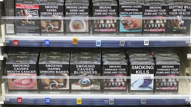 En Australie, les paquets de cigarettes sont neutres depuis 2012. Le nom de la marque est permis, mais tout Ã©lÃ©ment promotionnel (logo, couleur, slogan) est interdit. La mise en garde est obligatoire, comme c'est le cas au Canada.